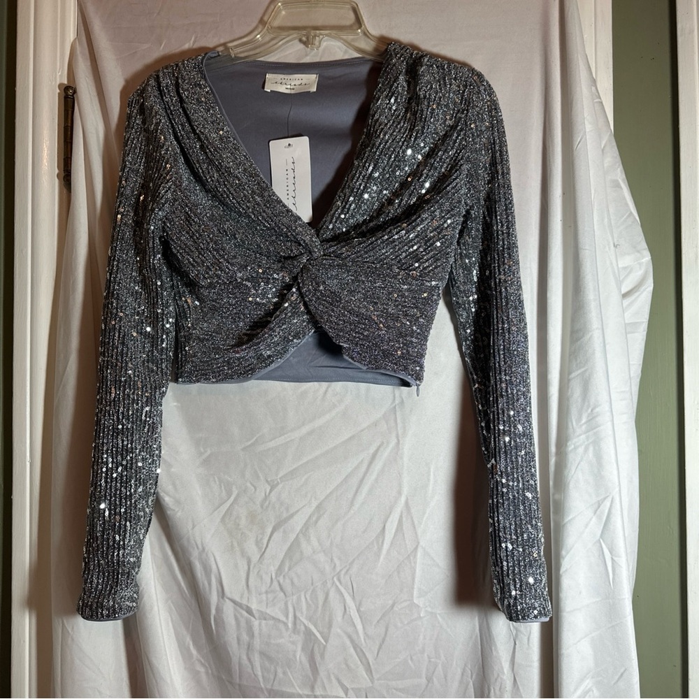 NWT American Threads Sequin Front Twist Long Sleeve Shirt Silver Cropped